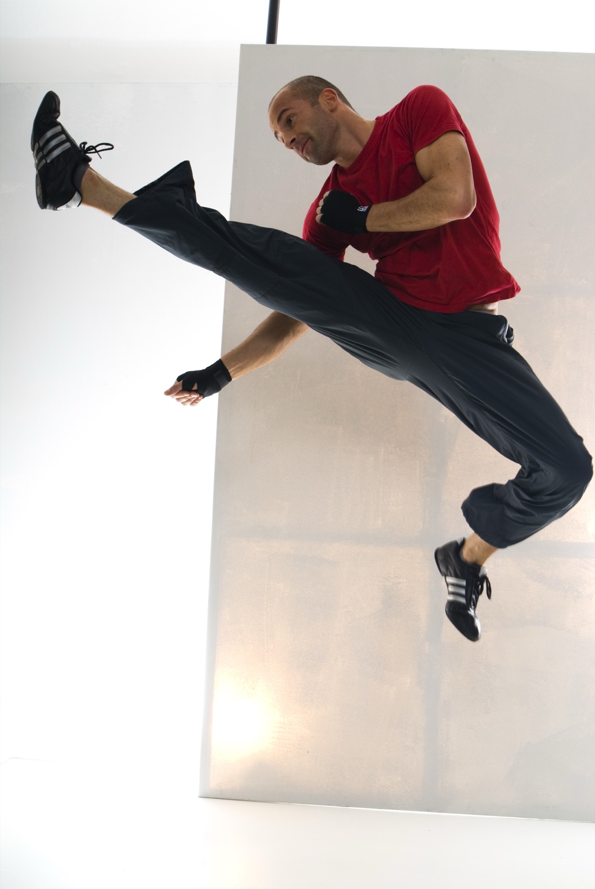 Telat bei einem Sprungkick im Studio
